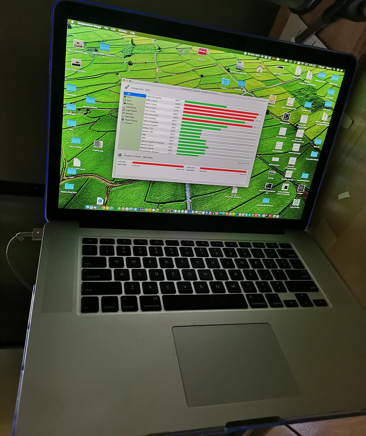 Image of temperate monitoring showing an overheating macbook when the apple is idle